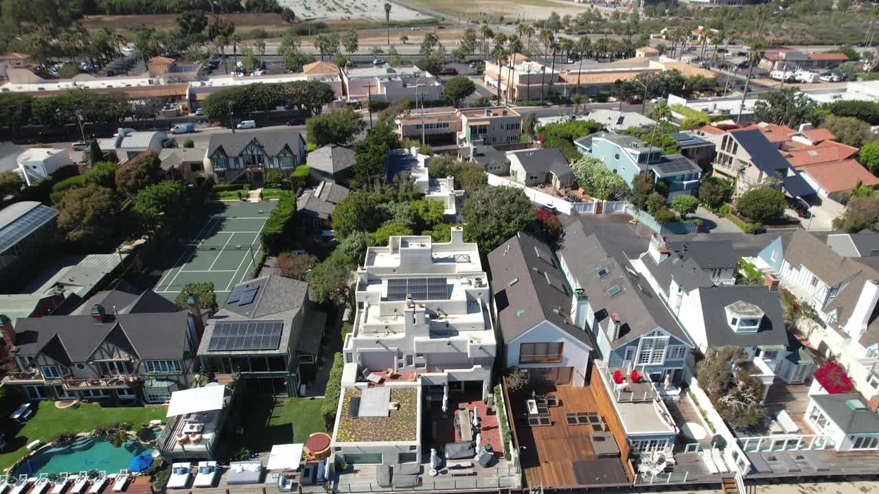 캘리포니아주 말리부 해변을 따라 있는 고급 주택의 공중 공개