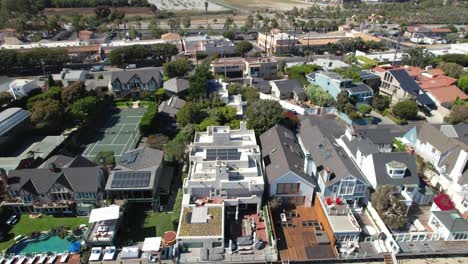 inclinar hacia arriba la revelación aérea de casas de lujo a lo largo de la playa de malibú, california
