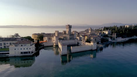 塞爾米奧內 (sirmione) 位於意大利加達湖 (lake garda) 附近的一座歷史悠久的景點