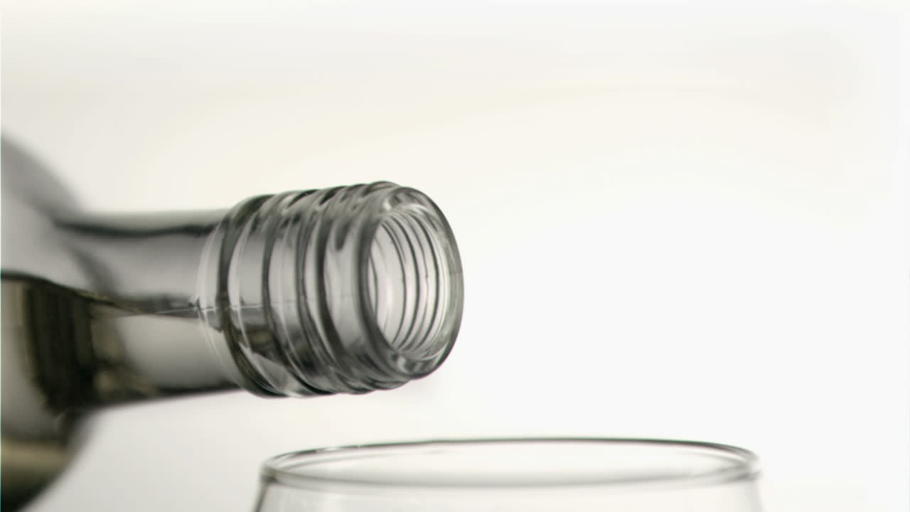 el vino blanco en cámara súper lenta se está derramando