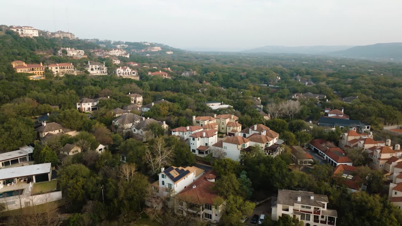 casas y condominios de vecindario de lujo en westlake, austin, texas, con vista al lago austin, pan aéreo a la izquierda al amanecer en 4k