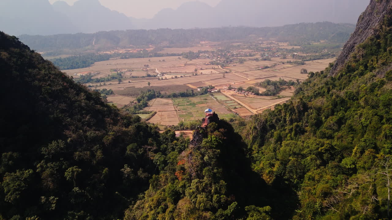 Vista aerea di una valle di montagna con tempio