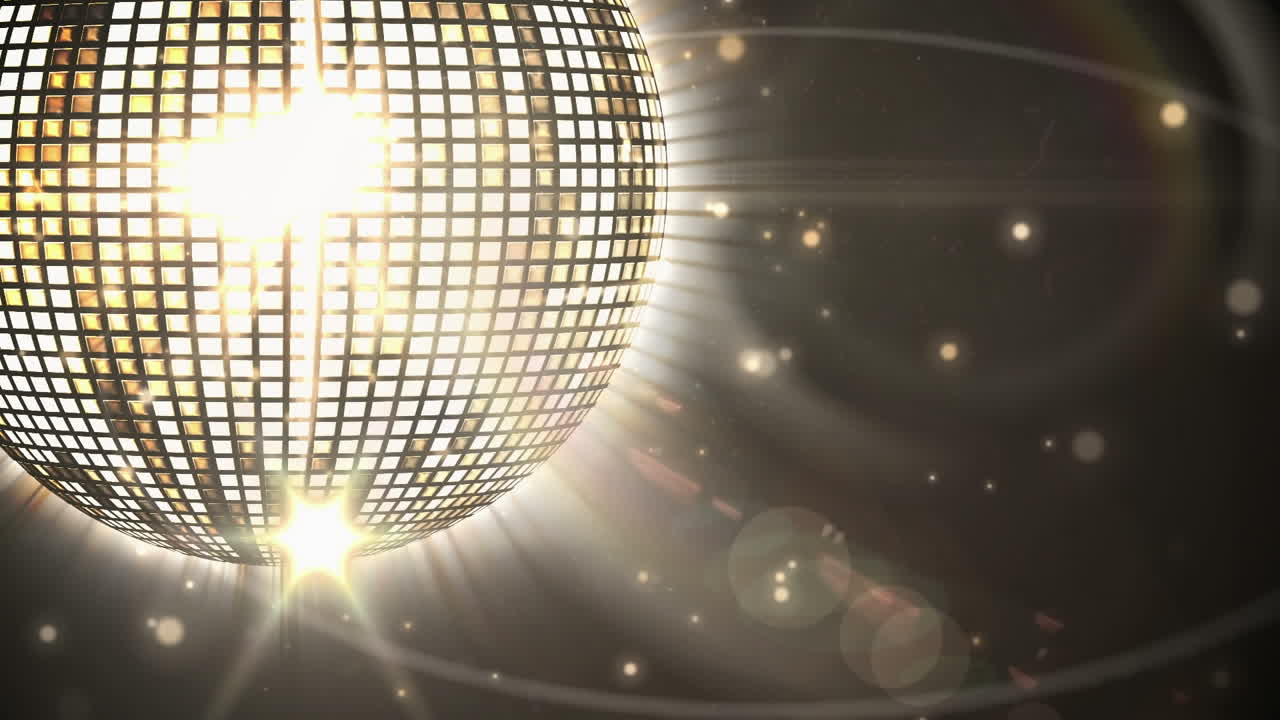 검은 바탕에 회전하는 디스코 거울 공의 애니메이션