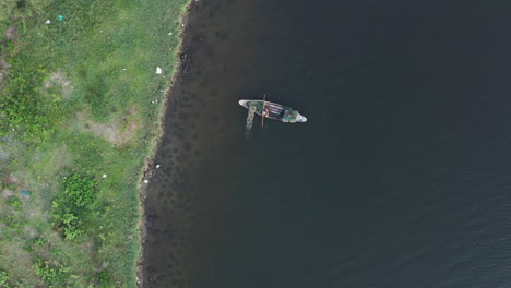 Luftbild-Fischer,-Der-Netze-Und-Töpfe-Vom-Boot-Entlang-Der-Küste-In-Vietnam-Fallen-Lässt