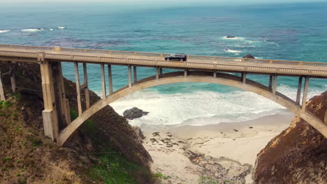 El-Puente-Big-Sur-Y-Rocky-Creek-De-La-Ruta-1-Del-Estado-De-California:-Una-Perspectiva-Aérea