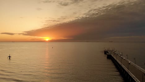 Hermoso-Amanecer-En-El-Lado-Del-Mar