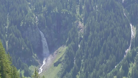 Staubifall---Majestuosa-Cascada-En-La-Niebla-Rodeada-De-Bosques-De-Pinos-En-El-Cantón-De-Uri-En-Suiza