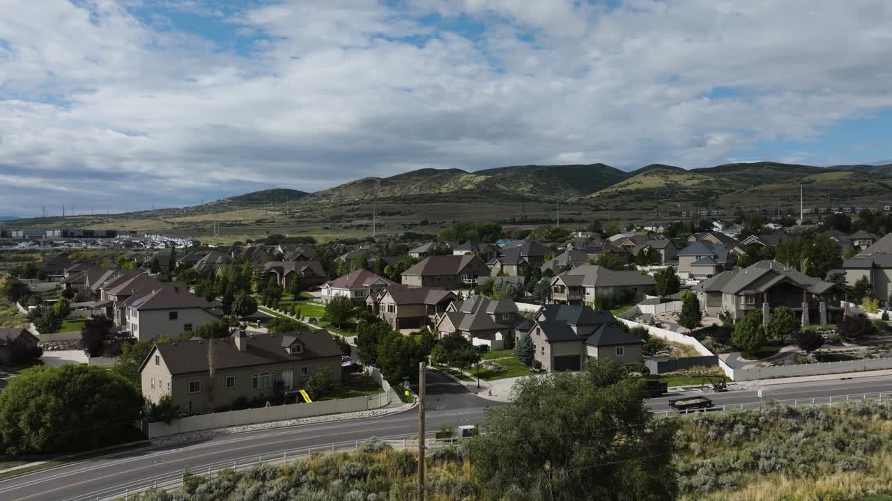 bluffdale, suburbio de utah en las estribaciones al sur de salt lake city - paso aéreo