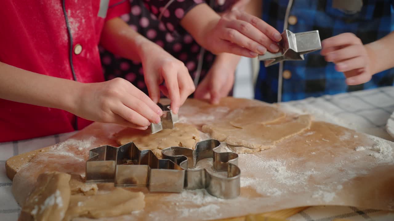 Crianças fazendo biscoitos de pão de gengibre
