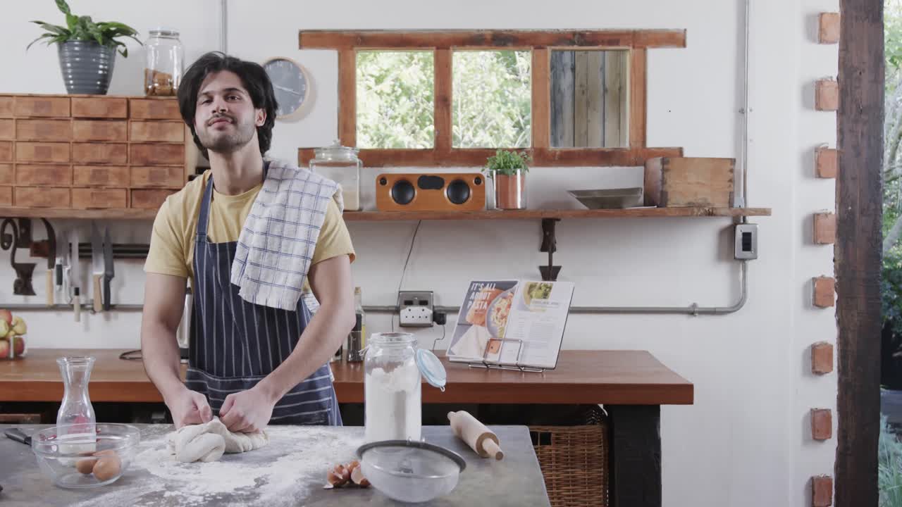 hombre caucásico feliz preparando masa de pan en la cocina, espacio de copia, cámara lenta