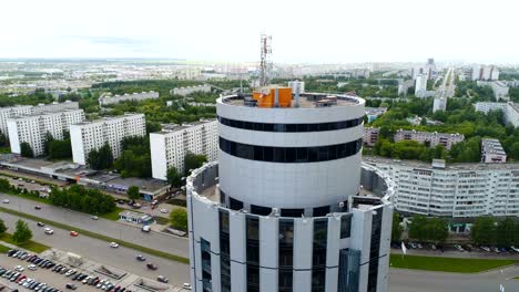 edificio de oficinas redondo contra la ciudad moderna aérea