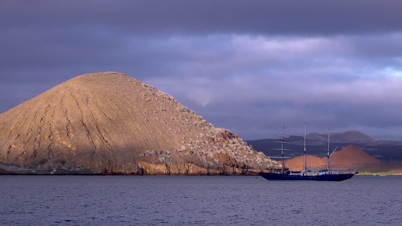 범선은 갈라파고스 제도 떨어져 정박