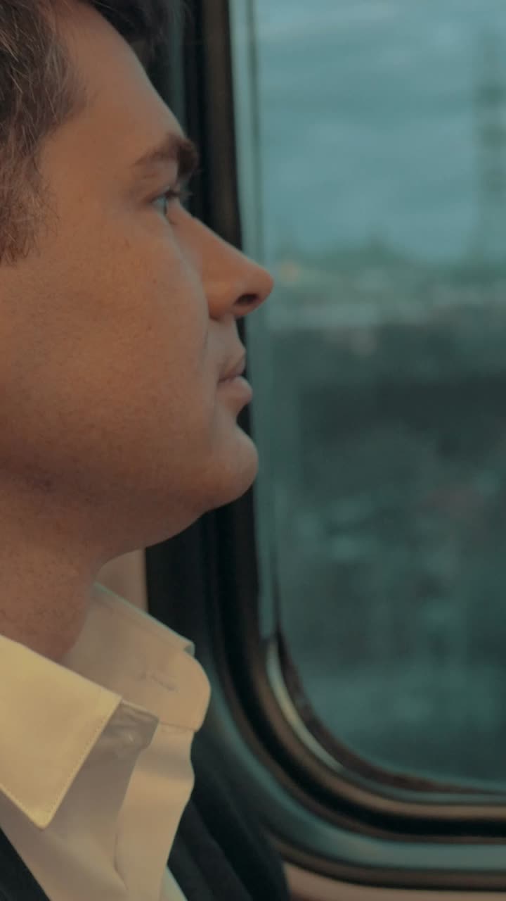 hombre mirando por la ventana de un tren