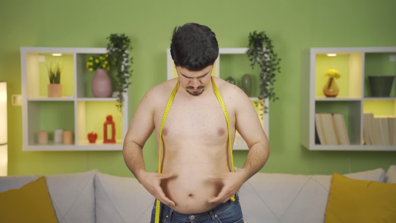 el joven con sobrepeso es infeliz y sufre.