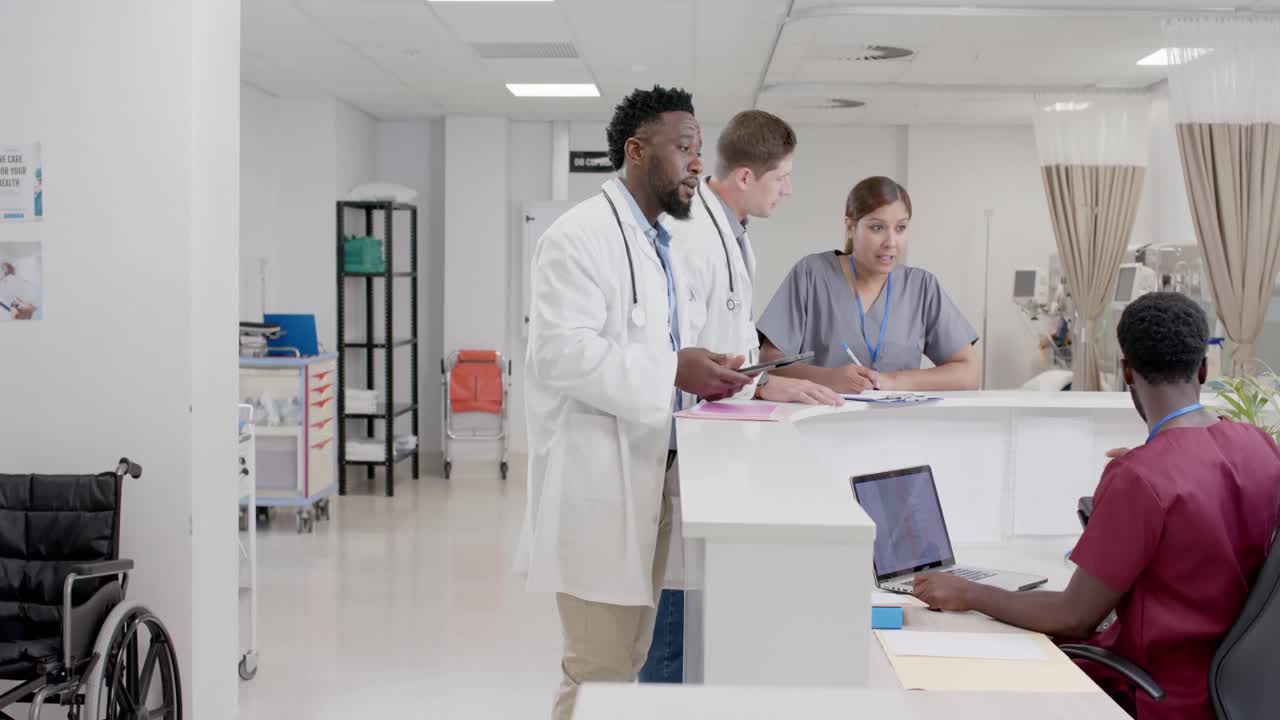 Diversos médicos y enfermeras, hombres y mujeres, ocupados conversando en la recepción en cámara lenta, sin alterar