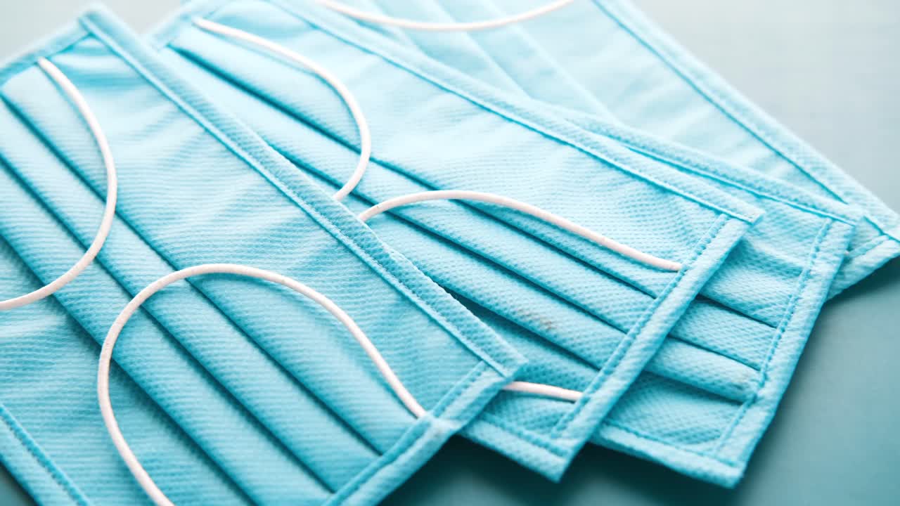 máscaras faciales azules apiladas