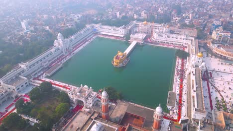 Der-Goldene-Tempel,-Auch-Bekannt-Als-Harimandir-Sahib,-Luftaufnahme-Von-DJI-Mini3Pro-Drone