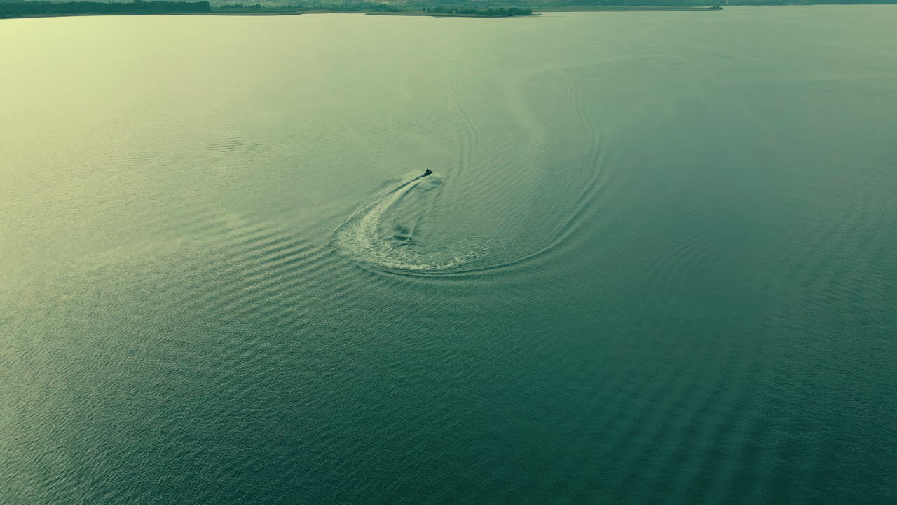 vista aérea que muestra la conducción de motos acuáticas en un mar sin fin en verano, toma en cámara lenta