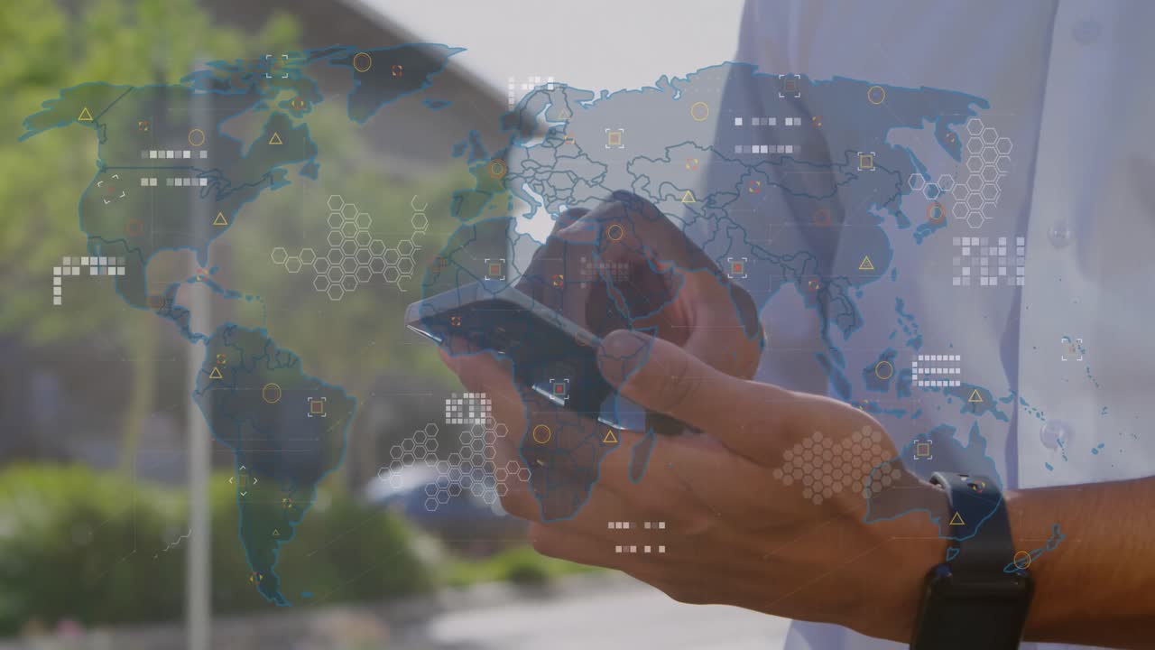 animación de un mapa del mundo contra la sección media de un hombre usando un teléfono inteligente en la calle.