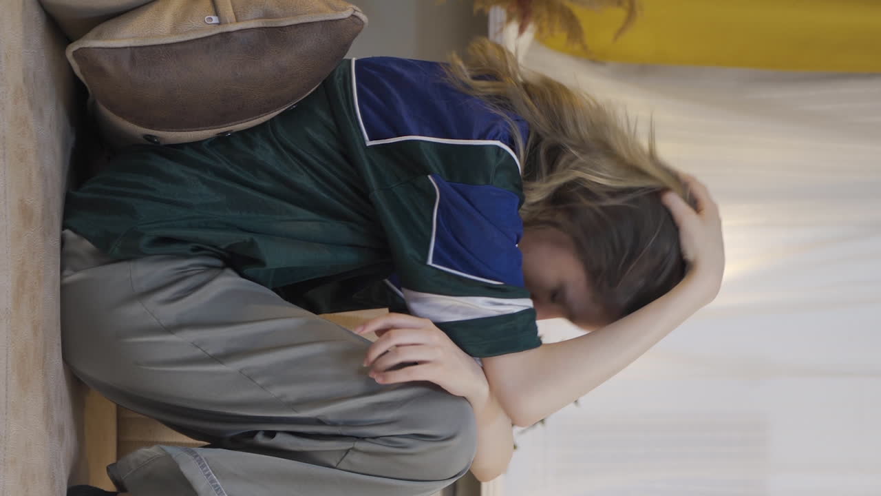 Video verticale di giovane donna depressa e infelice