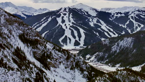 Pistas-De-Esquí-Senderos-Distante-I70-Montaña-De-Cobre-Leadville-Colorado-Invierno-Diciembre-Navidad-Aéreo-Drone-Cinematográfico-Paisaje-Silverthorne-Vail-álamo-Temblón-Alcance-De-Diez-Millas-Nublado-Montañas-Rocosas-Adelante-Revelar