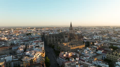 antena hacia la catedral de sevilla junto al archivo general de indias al amanecer en sevilla, españa