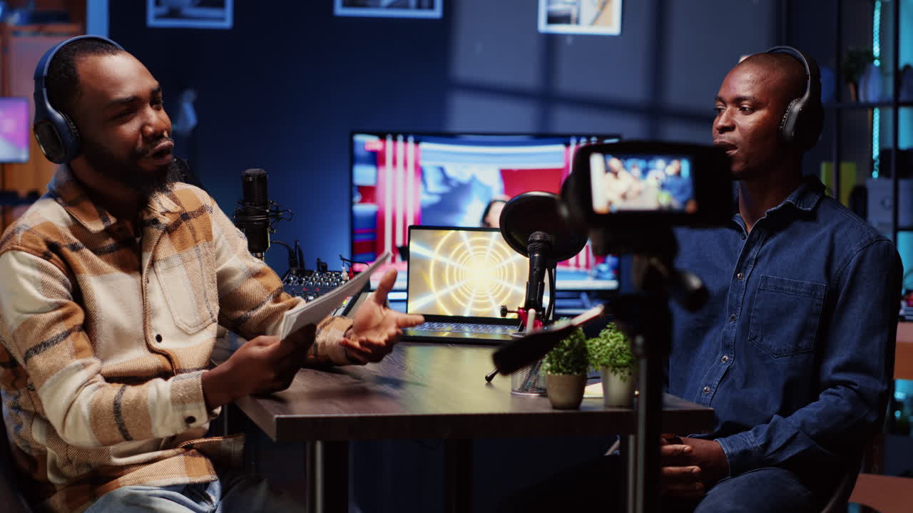 hombre en podcast usando equipo profesional mientras habla con un invitado durante la transmisión en vivo del maratón