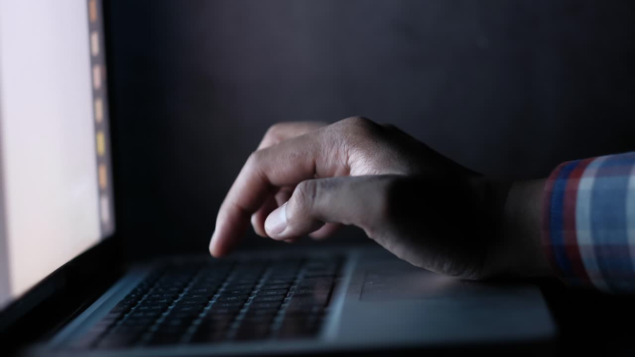 Persona che lavora al laptop di notte