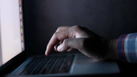 persona que trabaja en una computadora portátil por la noche