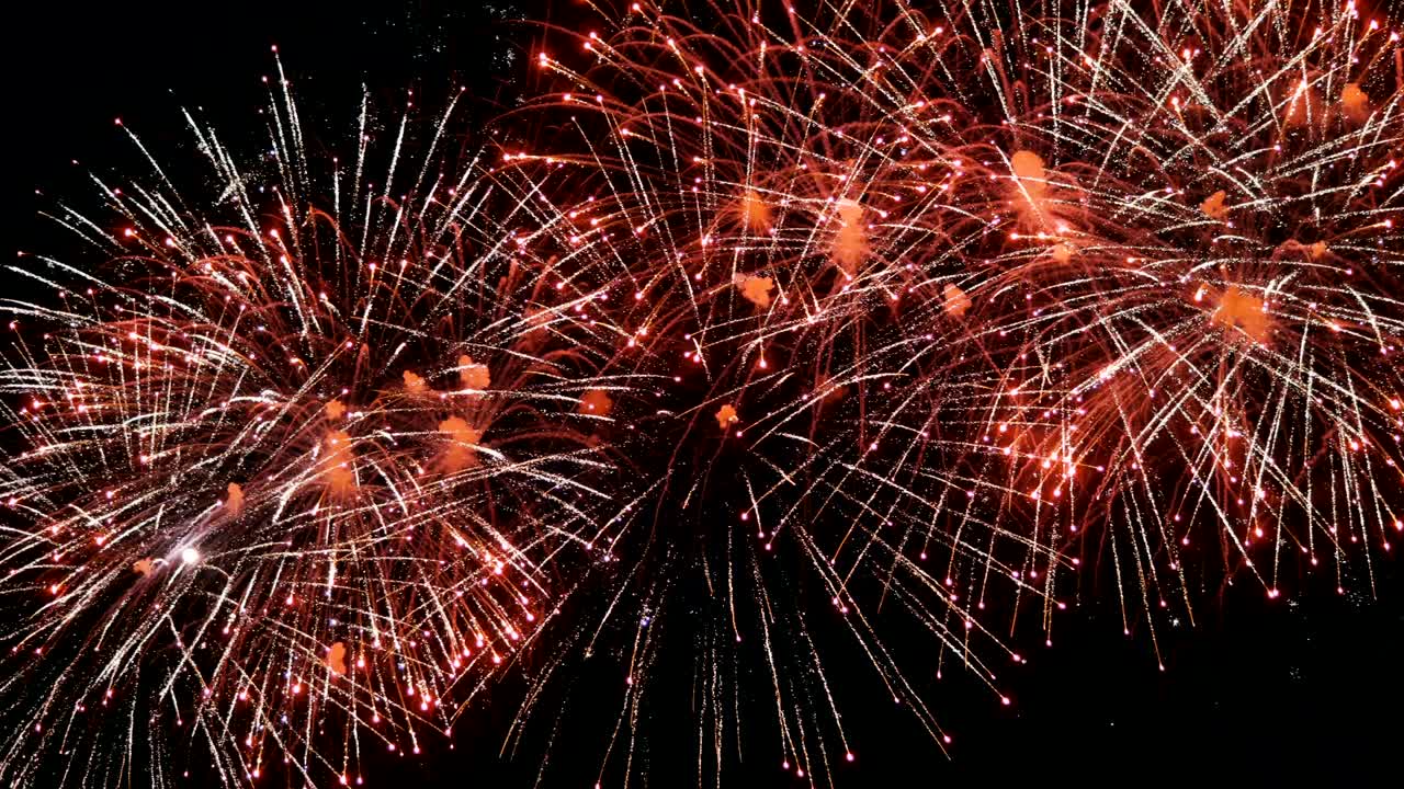 fuegos artificiales en el cielo nocturno
