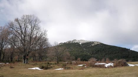 pico de la montaña visto desde el camino hacia arriba