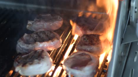 Un-Filet-Mignon-A-La-Parrilla-Mientras-El-Tocino-Quema-Grasa