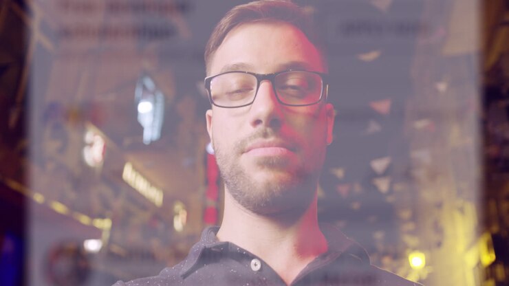 hombre con gafas repetido borroso