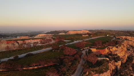 disparo de dron al atardecer de 4k de suv por las rocas en la isla