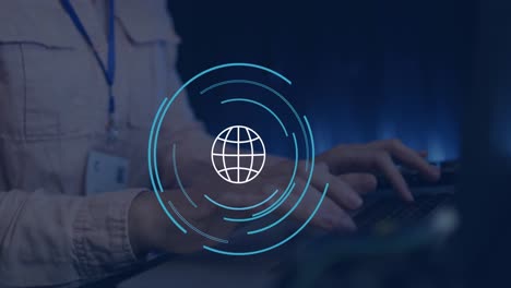 animación del ícono del globo sobre una mujer de negocios caucásica usando una computadora portátil en la oficina