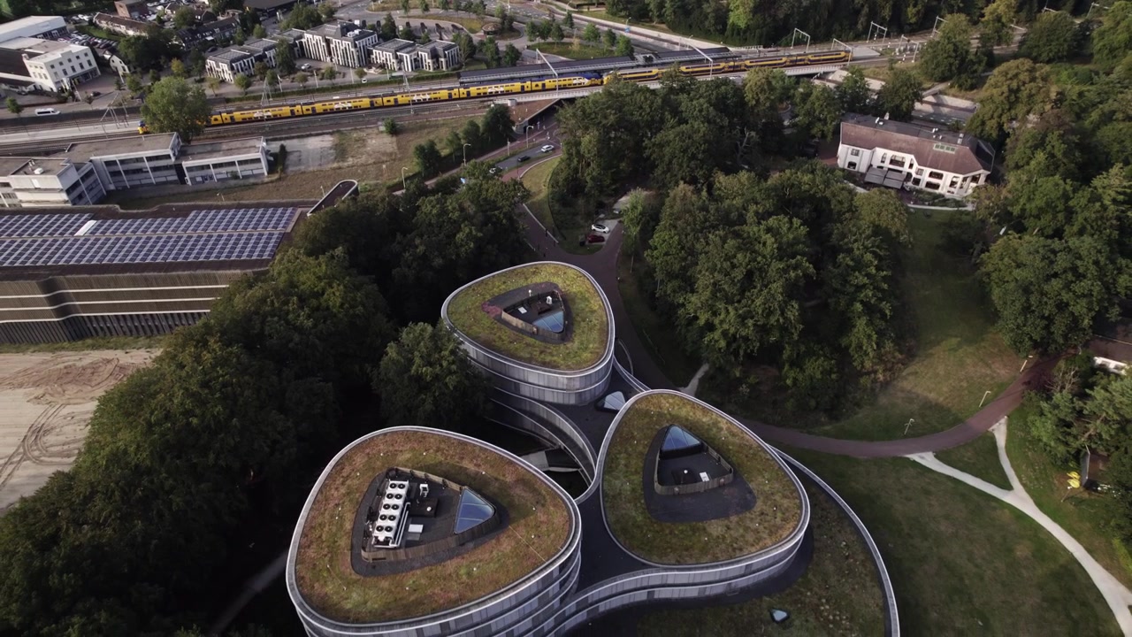 Vista aérea de arquitectura contemporánea en el parque del centro de reuniones corporativas Antropia, revelando desde arriba el instituto financiero de fondos verdes, el banco Triodos