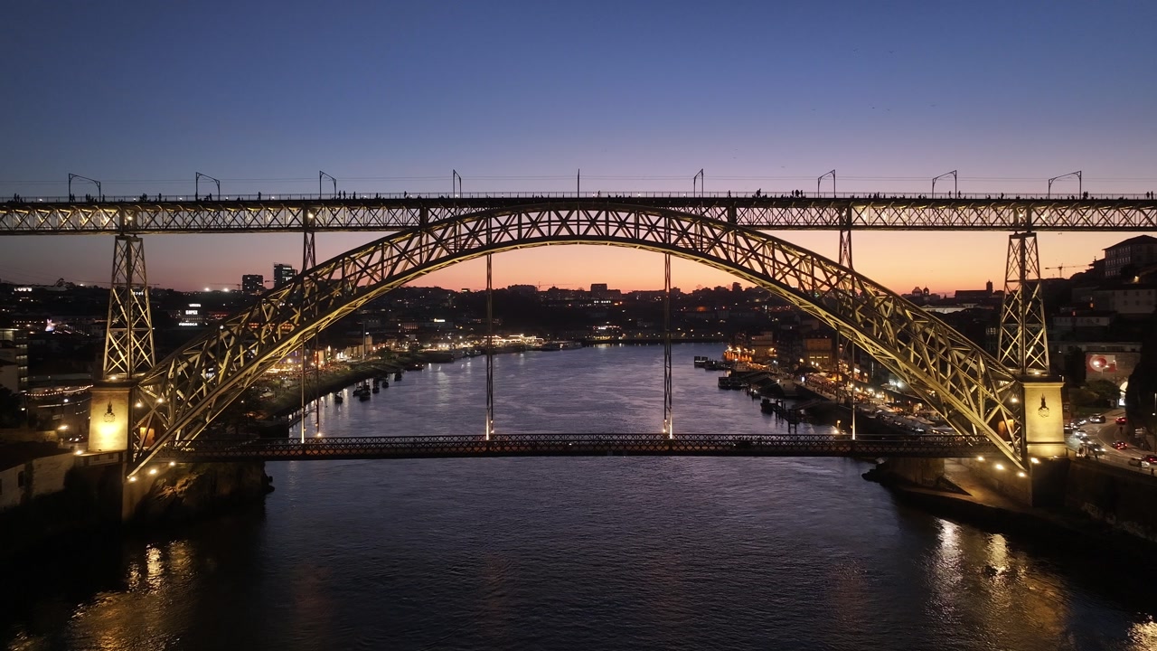 Ponte Dom Luís I ao pôr do sol no Porto, Distrito do Porto, Portugal. Cena do horizonte ao pôr do sol. Paisagem da ponte iluminada. Ponte Dom Luís I no Distrito do Porto, Portugal. Transporte ferroviário