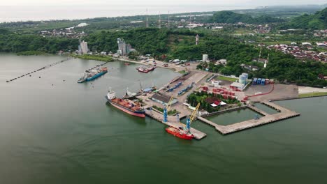 imágenes de drones del barco de transporte de contenedores de carga y transbordadores estacionados en el puerto de dermaga ferry lembar lombok indonesia