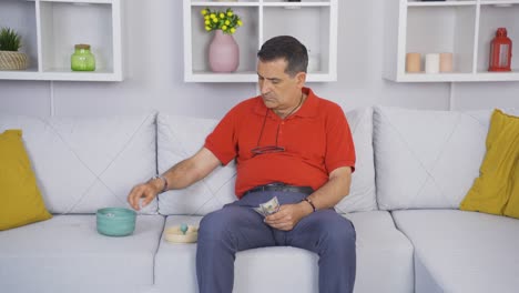 el viejo ahorrando dinero.