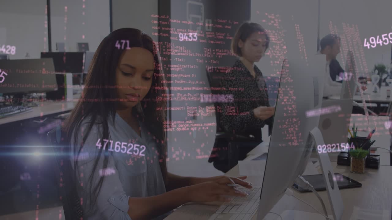 Animazione dell'elaborazione dati su diverse persone aziendali che usano computer