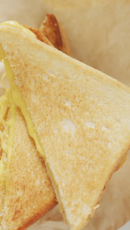 video de sándwich de pan blanco de queso recién preparado en papel y plato blanco
