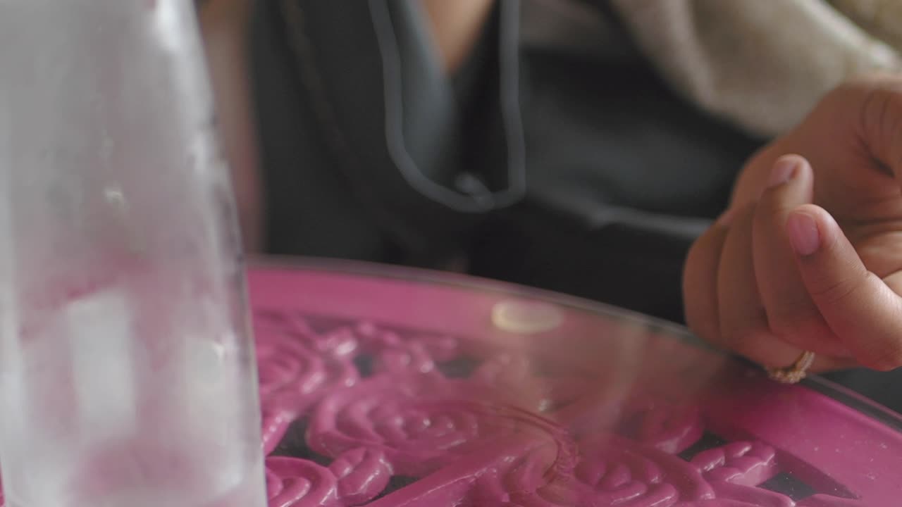 mujer sosteniendo un vaso de agua