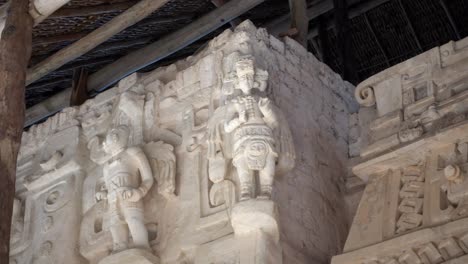 vista de cerca de intrincadas esculturas en el lado este del altar jaguar en la acrópolis en el sitio arqueológico ek balam