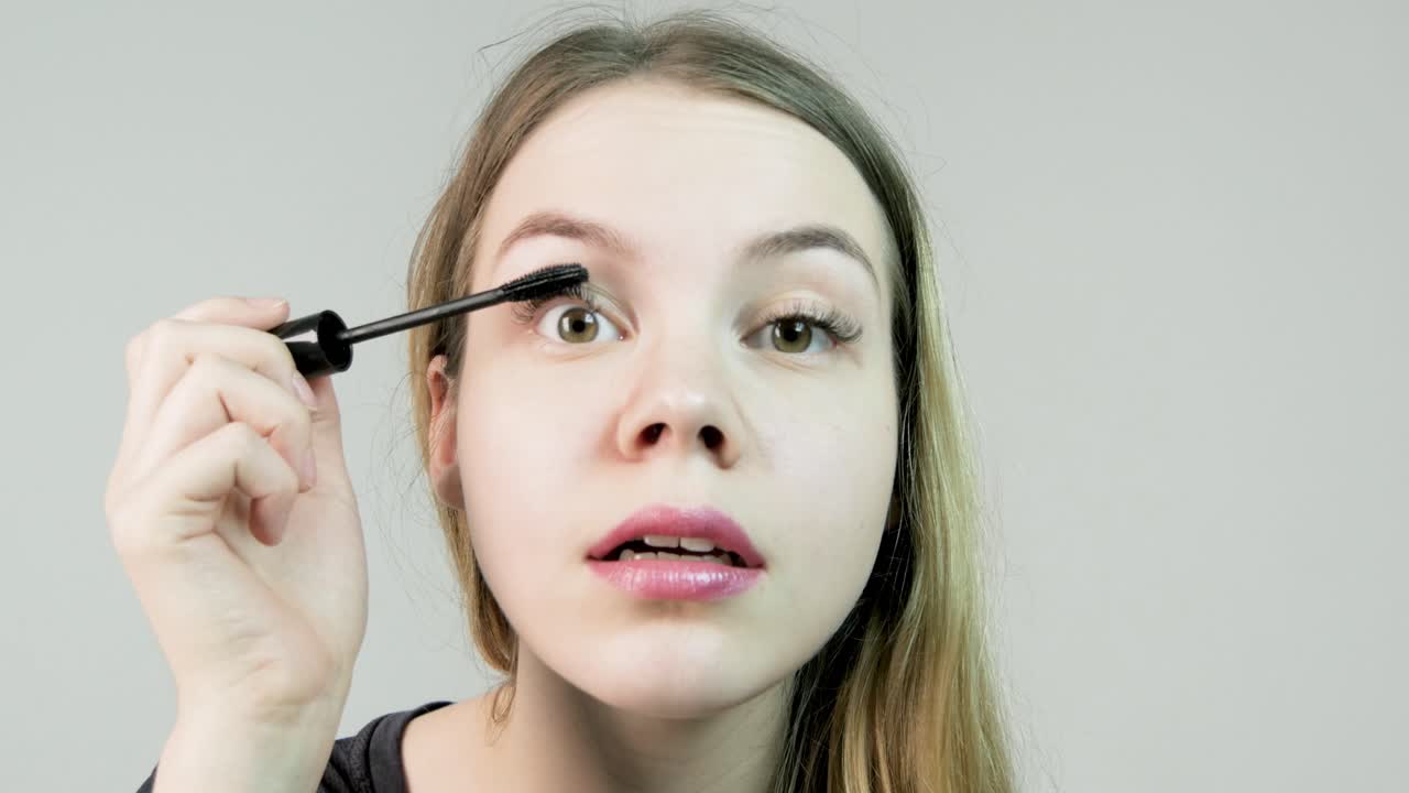 Mujer aplicando rimel