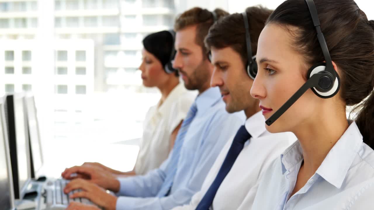 el agente del centro de llamadas sonriendo mirando a la cámara