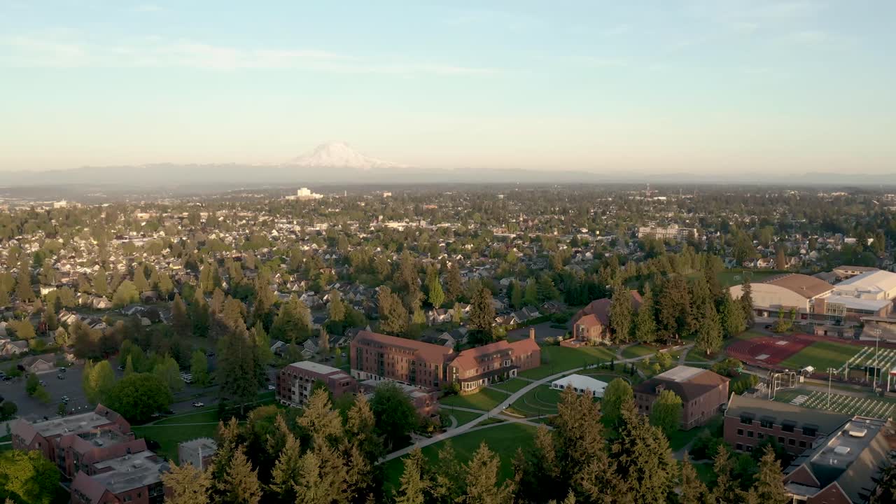 vista de pájaro de los edificios del campus dentro de la universidad de puget sound