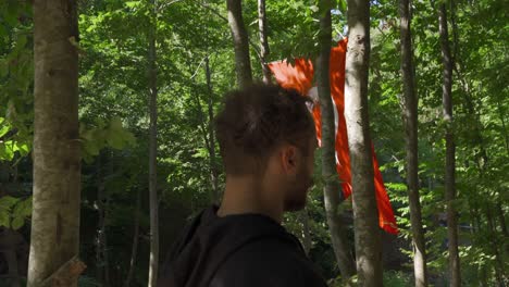 Der-Junge-Mann-Blickt-Auf-Die-Flagge-Der-Türkei.