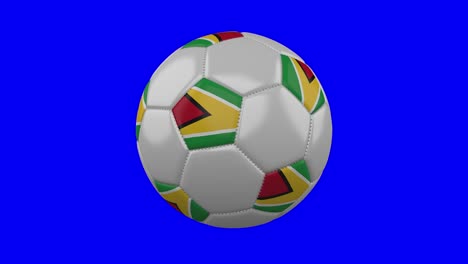 pelota de fútbol con bandera de guyana en la llave de croma azul, bucle