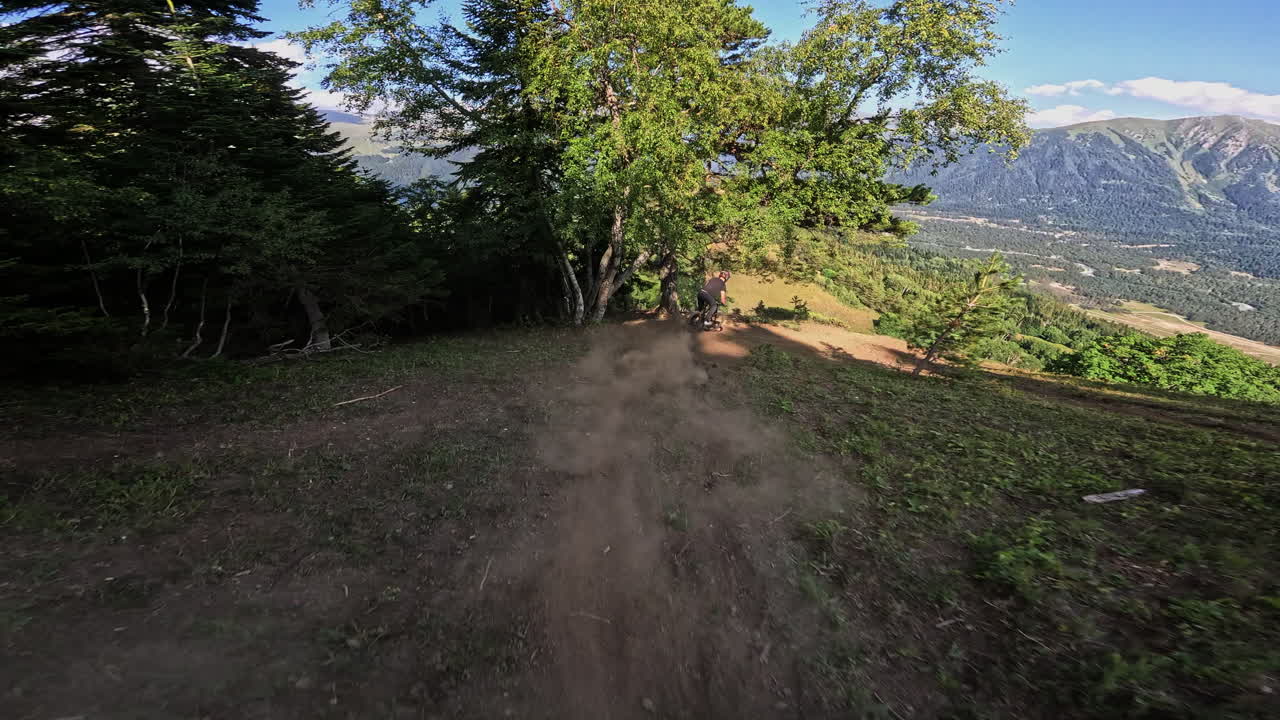 Mountain biker in discesa su un suggestivo sentiero nel bosco