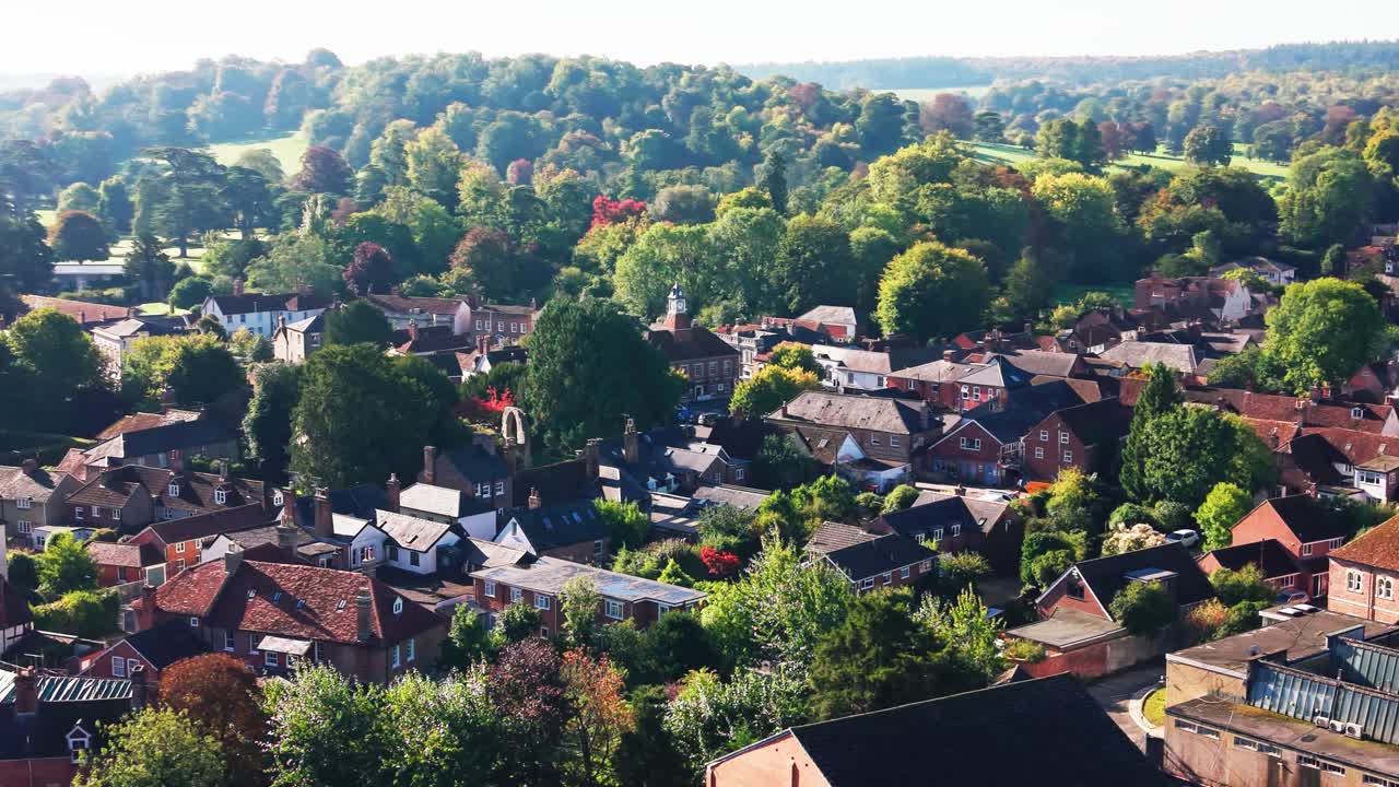 Dronebeelden vanuit de lucht van de stad Wilton in Wiltshire, Engeland, met traditionele huizen en het omliggende platteland bij Salisbury